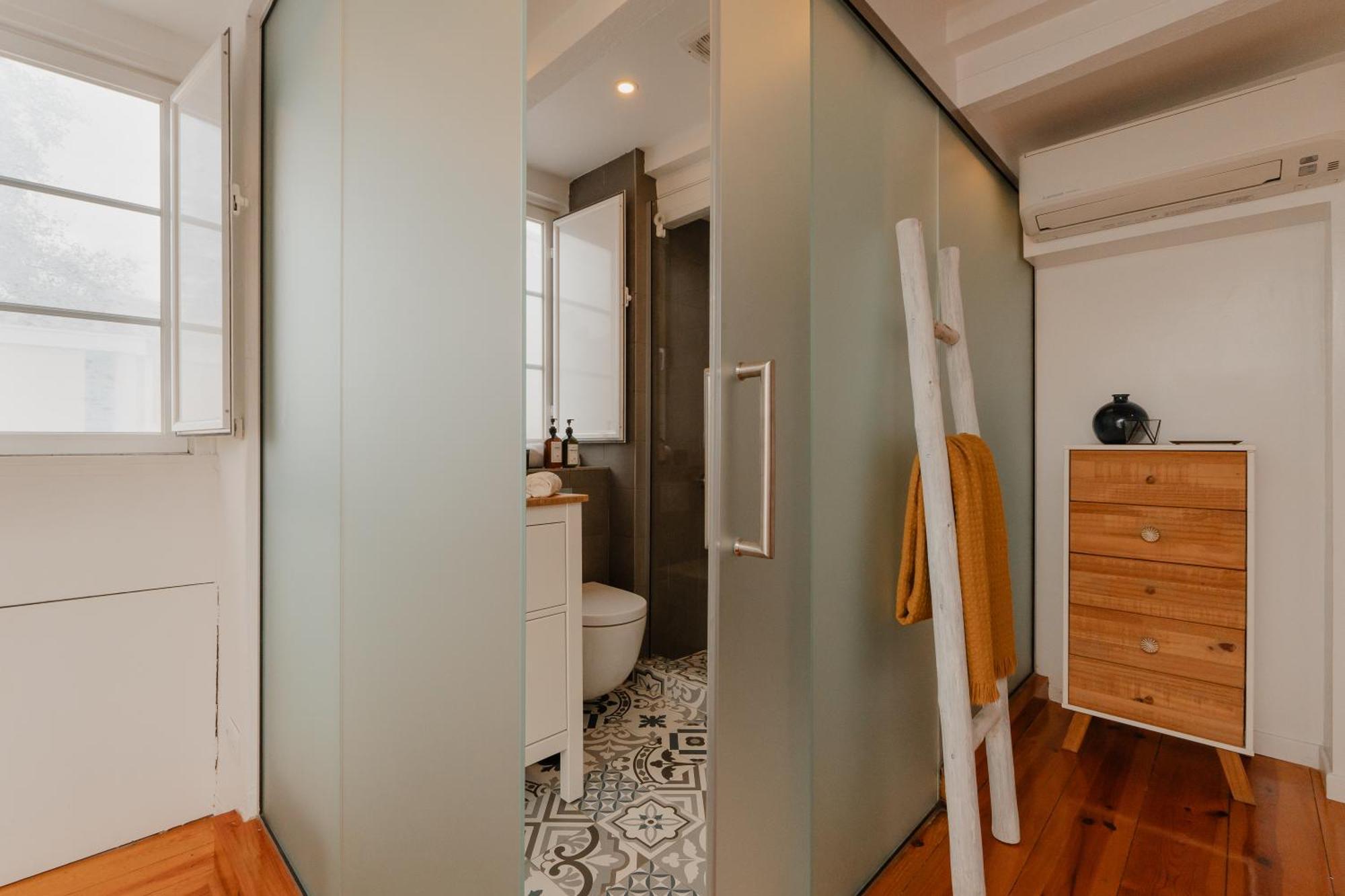 Stylish Getaway In A Mezzanine Flat By The Castle Apartment Lisbon Exterior photo